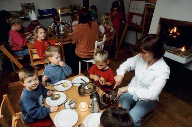 SCANPIX SWEDEN, 1995-11-15. Daghem i Tyresö. Bilden: Barn och personal samlade kring laga bord för att äta. Öppen spis i bakgrunden. barn barnomsorg x30212x *** SCANPIX SWEDEN, 1995 11 15 Day care center in Tyresö Picture Children and staff gathered around the cooking table to eat Open fireplace in the background children child care x30212x  Copyright: xMalinxLundberg TTx 30212