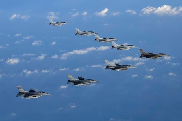 News Themen der Woche KW44 News Bilder des Tages October 31, 2024, Seoul, South Korea: ROK Air Force F-16 and USA Air Force F-16 take part in a joint drill at live-fire ground in Taebaek, South Korea. South Korea s military said Thursday it staged airstrike drills against a mock mobile missile launcher earlier this week in an apparent warning against North Korea s latest firing of an intercontinental ballistic missile. Seoul SOUTH KOREA - ZUMAs168 20241031_zih_s168_003 Copyright: xDefensexMinistryx