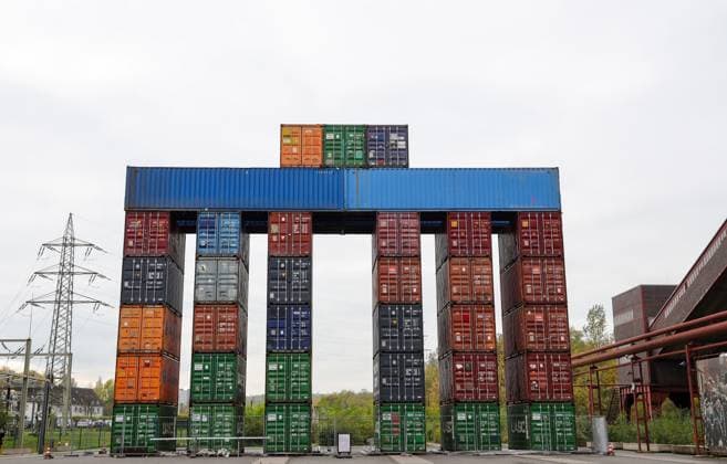 News Bilder des Tages 31.10.2024, Deutschland, NRW, Kunst und Kultur, Kunstinstallationen, Mobiles Kunstobjekt Global Gate auf dem Gelände der Zeche Zollverein in Essen, das in Anlehnung an das Brandenburger Tor die Demokratie symbolisieren soll, es besteht aus 37 Containern - das Kunstwerk wurde von Marcus Schäfer entworfen, die Container erhalten noch eine Verhüllung, Deutschland *** 31 10 2024, Germany, NRW, Art and culture, Art installations, Mobile art object Global Gate on the grounds of the Zeche Zollverein in Essen, which is intended to symbolize democracy in the style of the Brandenburg Gate, it consists of 37 containers, the artwork was designed by Marcus Schäfer, the containers are still being wrapped, Germany Copyright: xD.xKerlekin SnowfieldxPhotographyx SF311024GlobalGateD9