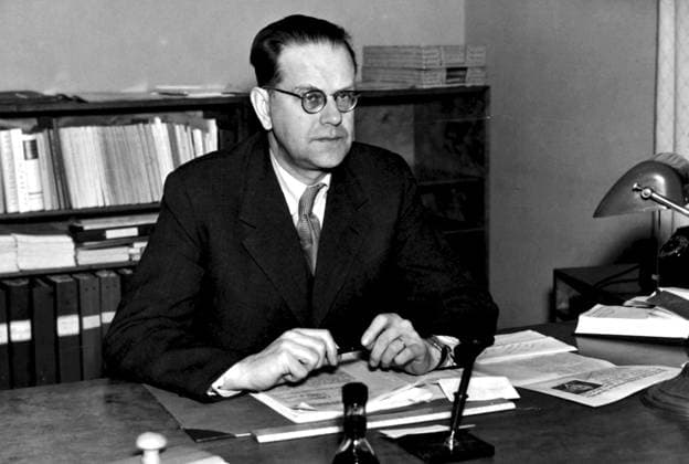 SCANPIX SWEDEN, 1945-01-10. Ecklesiastikminister Tage Erlander. Han sitter vid ett skrivbord med papper framför sig. SVERIGE PER x20360x *** SCANPIX SWEDEN, 1945 01 10 Ecklesiastikminister Tage Erlander He sits at a desk with papers in front of him SWEDEN PER x20360x  Copyright: xTTx TAGE ERLANDER