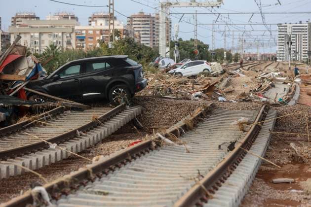 Bilder des Jahres 2024, News 10 Oktober News Bilder des Tages Spanien, Eindrücke nach Unwetter und Überschwemmungen aus Valencia The DANA leaves more than a hundred fatalities in Valencia Dozens of cars piled up on the train tracks, on October 31, 2024, in Sedaví, Valencia, Comunidad Valenciana Spain This morning the search for the missing has resumed in the areas affected by the ana in the Valencian Community, which has claimed the lives of more than 100 people, for the moment In addition, the material damage is countless with roads cut off and areas cut off by water, Many municipalities are without drinking water and some 75,000 people are without electricity in the province of Valencia as a result of the storm This DANA is the most tragic atmospheric catastrophe to have occurred in Spain in more than half a century 31 OCTOBER 2024 DANA RIADA UTIEL COCHES TRAGEDY  Copyright: xRoberxSolsonax 6314531