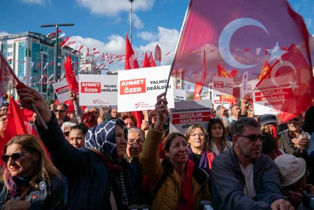 News Themen der Woche KW44 News Bilder des Tages October 31, 2024, Esenyurt, Istanbul, Turkey: Main opposition Republican People s Party (CHP) supporters, protest the arrest of Mayor of Esenyurt Ahmet Ozer, wave the Turkish flag and hold placards reading Ahmet Ozer is not alone at Esenyurt Republic Square. Istanbul Esenyurt Mayor Ahmet Ozer was arrested on October 30, 2024, due to the investigation launched for the crime of being a member of the PKK armed terrorist organization. Esenyurt Turkey - ZUMAu194 20241031_zip_u194_013 Copyright: xTolgaxUluturkx