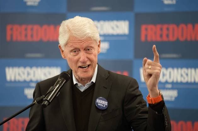 News Themen der Woche KW44 News Bilder des Tages USWahl2024, Bill Clinton spricht zu Wählern in Oshkosh, Wisconsin October 31, 2024, Oshkosh, Wi, USA: Former US President BILL CLINTON spoke to voters at the Winnebago County Democratic Headquarters in Oshkosh,WI. today. Clinton emphasized the need to get out and vote Oshkosh USA - ZUMAk177 20241031_znp_k177_001 Copyright: xJimxKoepnickx