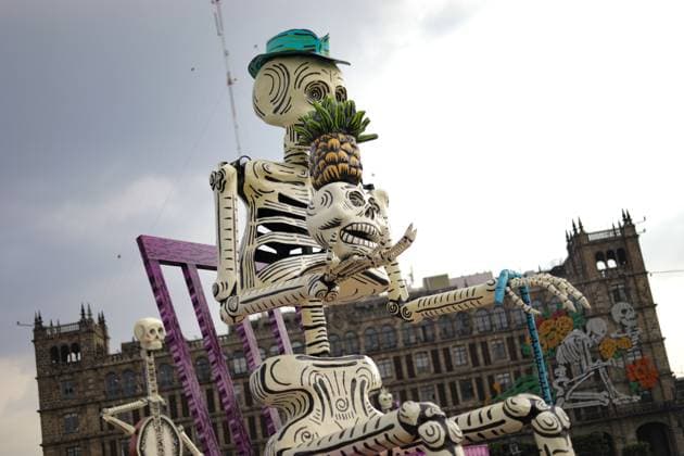 Mega Ofrenda For Dia de Muertos Celebrations A monumental cardboard skeleton is seen at the Mega Ofrenda at the main square Zocalo as part of the Mexican Dia de Muertos festivities. on October 31, 2024 in Mexico City, Mexico. (Photo by Ian Robles Eyepix Group) Copyright: xIanxRobles xEyepixxGroupx EL_31102024_134234JPEG