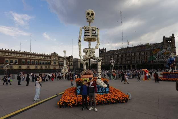 Mega Ofrenda For Dia de Muertos Celebrations Tourists attending the main square Zocalo to enjoy the Mega Ofrenda featuring monumental cardboard skeletons as part of the Mexican Dia de Muertos festivities. on October 31, 2024 in Mexico City, Mexico. (Photo by Ian Robles Eyepix Group) Copyright: xIanxRobles xEyepixxGroupx EL_31102024_134248JPEG
