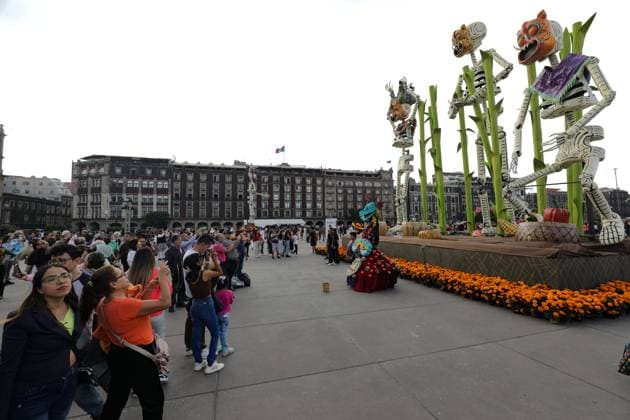 Mega Ofrenda For Dia de Muertos Celebrations Tourists attending the main square Zocalo to enjoy the Mega Ofrenda featuring monumental cardboard skeletons as part of the Mexican Dia de Muertos festivities. on October 31, 2024 in Mexico City, Mexico. (Photo by Ian Robles Eyepix Group) Copyright: xIanxRobles xEyepixxGroupx EL_31102024_134249JPEG