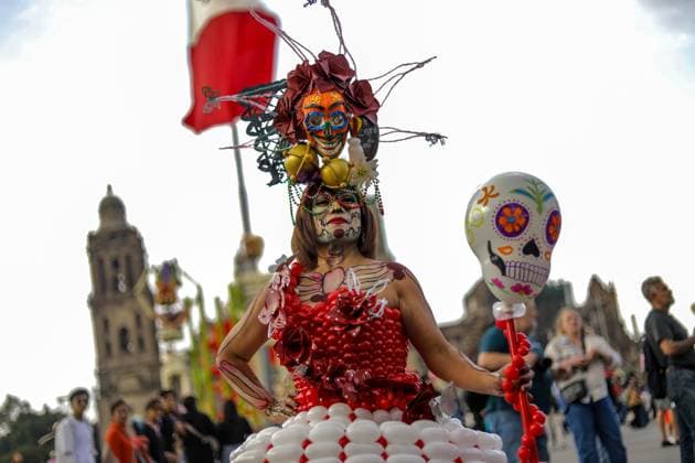 Mega Ofrenda For Dia de Muertos Celebrations A woman wears a balloons dress and her face painted as skull attends the Mega Ofrenda featuring monumental cardboard skeletons at the main square Zocalo as part of the Mexican Dia de Muertos festivities. on October 31, 2024 in Mexico City, Mexico. (Photo by Ian Robles Eyepix Group) Copyright: xIanxRobles xEyepixxGroupx EL_31102024_134250JPEG