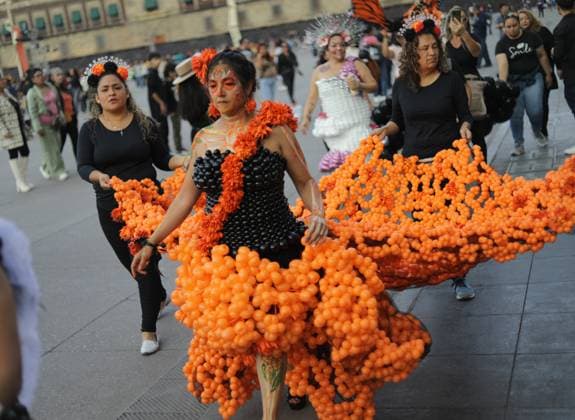 Mega Ofrenda For Dia de Muertos Celebrations A woman wears a black and orange balloons dress and her face painted as skull attends the Mega Ofrenda featuring monumental cardboard skeletons at the main square Zocalo as part of the Mexican Dia de Muertos festivities. on October 31, 2024 in Mexico City, Mexico. (Photo by Ian Robles Eyepix Group) Copyright: xIanxRobles xEyepixxGroupx EL_31102024_134252JPEG