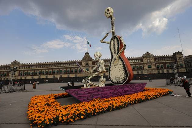 News Bilder des Tages A monumental cardboard skeleton is seen at the Mega Ofrenda at the main square Zocalo as part of the Mexican Dia de Muertos festivities. on October 31, 2024 in Mexico City, Mexico. Mexico City Mexico - ZUMAe321 20241031_zia_e321_058 Copyright: xIanxRoblesx