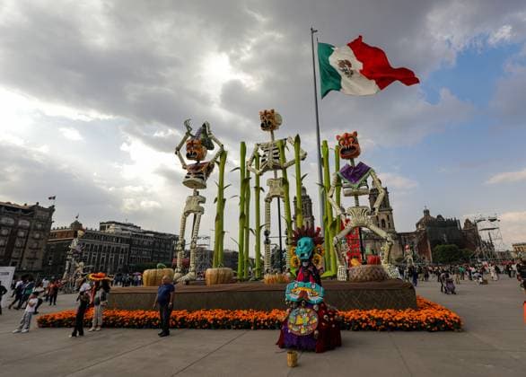 Monumental cardboard skeletons are seen at the Mega Ofrenda at the main square Zocalo as part of the Mexican Dia de Muertos festivities. on October 31, 2024 in Mexico City, Mexico. Mexico City Mexico - ZUMAe321 20241031_zia_e321_061 Copyright: xIanxRoblesx