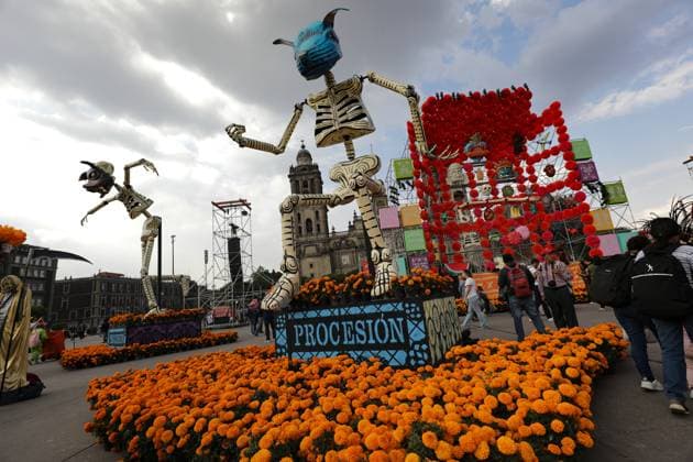 Monumental cardboard skeletons are seen at the Mega Ofrenda at the main square Zocalo as part of the Mexican Dia de Muertos festivities. on October 31, 2024 in Mexico City, Mexico. Mexico City Mexico - ZUMAe321 20241031_zia_e321_062 Copyright: xIanxRoblesx