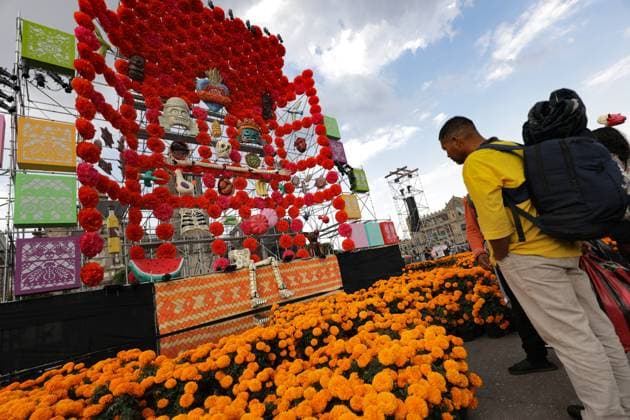 A person lokks the Mega Ofrenda featuring monumental cardboard skeletons at the main square Zocalo as part of the Mexican Dia de Muertos festivities. on October 31, 2024 in Mexico City, Mexico. Mexico City Mexico - ZUMAe321 20241031_zia_e321_063 Copyright: xIanxRoblesx