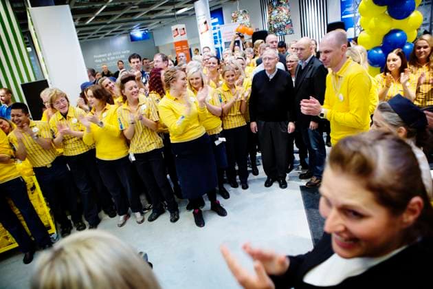 ÄLMHULT 20121102 - Det nya Ikeavaruhuset i Älmhult invigdes under fredagen med pompa och stat. Varuhuset har det största sortimentet i världen. Ingvar Kamprad och personalen väntar pa att de första kunderna ska stiga in i varuhuset. Till höger om Kamprad (i gult) star Älmhults varuhuschef Fredrik Hakansson Lundh. Foto Jenny Leyman Sydsvenskan SCANPIX **OUT Kvällsposten, Skanska Dagbladet, Metro Skane** *** BETALBILD *** Älmhult SVERIGE sp_sw x73056x *** ÄLMHULT 20121102 The new Ikea store in Älmhult was inaugurated on Friday with pomp and circumstance The store has the largest assortment in the world Ingvar Kamprad and staff wait for the first customers to enter the store To the right of Kamprad in yellow is Älmhults  Copyright: xJennyxLeymanx xSydsvenskanx xTTx NYTT IKEA ÄLMHULT