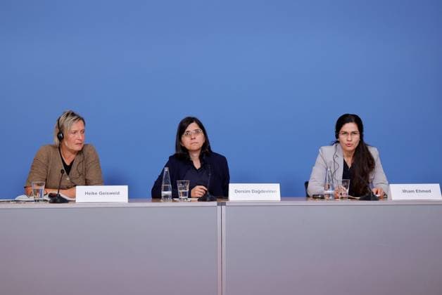 News Themen der Woche KW44 Heike Geisweid, Dersim Dagdeviren, Ilham Ehmed, Kurd-Akad & Maf-Dad, Deutschland, Berlin, Pressekonferenz: Kurd-Akad & Maf-Dad, Netzwerk kurdischer AkademikerInnen e.V, Strafanzeige gegen Erdogan wegen Zerstörung von Gesundheitseinrichtungen in Nordsyrien *** Heike Geisweid, Dersim Dagdeviren, Ilham Ehmed, Kurd Akad Maf Dad, Germany, Berlin, Press conference Kurd Akad Maf Dad, Netzwerk kurdischer AkademikerInnen e V, Criminal complaint against Erdogan for destruction of health facilities in northern Syria