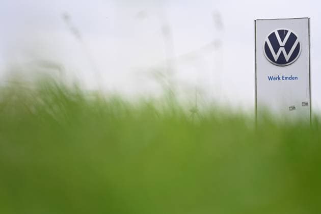 Volkswagen-Werk Emden in der Krise. Vor dem Volkswagen-Werk Emden steht ein Schild mit der Aufschrift Werk Emden. Europas größter Autobauer möchte drei Werke in Deutschland schließen und Zehntausende Mitarbeiter entlassen. Emden Niedersachsen Deutschland *** Volkswagen Emden plant in crisis A sign in front of the Volkswagen plant in Emden reads Plant Emden Europes largest carmaker wants to close three plants in Germany and lay off tens of thousands of employees Emden Lower Saxony Germany Copyright: xdiebildwerftx