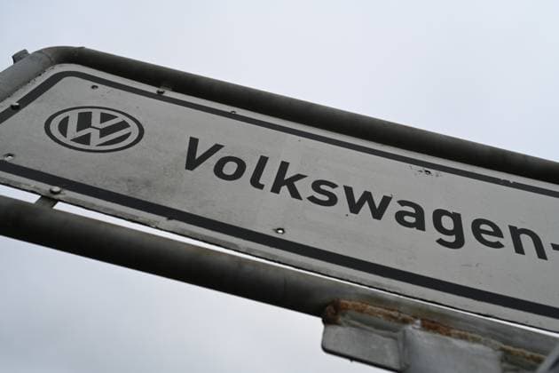 Volkswagen-Werk Emden in der Krise. Ein in die Jahre gekommenes Verkehrszeichen mit der Aufschrift Volkswagen-Werk steht am Straßenrand. Europas größter Autobauer möchte drei Werke in Deutschland schließen und Zehntausende Mitarbeiter entlassen. Emden Niedersachsen Deutschland *** Volkswagen Emden plant in crisis An ageing traffic sign with the words Volkswagen Werk on the side of the road Europes largest carmaker wants to close three plants in Germany and lay off tens of thousands of employees Emden Lower Saxony Germany Copyright: xdiebildwerftx