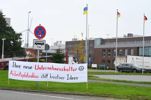 Volkswagen-Werk Emden in der Krise. Die IG-Metall Küste weißt auf den Zufahrtswegen zum Volkswagen-Werk Emden mit Banner auf die Krise hin. Europas größter Autobauer möchte drei Werke in Deutschland schließen und Zehntausende Mitarbeiter entlassen. Emden Niedersachsen Deutschland *** Volkswagen Emden plant in crisis IG Metall Küste uses banners on the access roads to the Volkswagen Emden plant to draw attention to the crisis Europes largest carmaker wants to close three plants in Germany and lay off tens of thousands of employees Emden Lower Saxony Germany Copyright: xdiebildwerftx