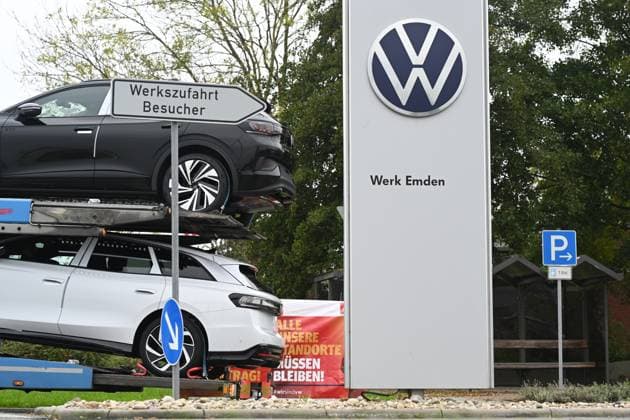 Volkswagen-Werk Emden in der Krise. Blick auf einen Autotransporte mit neuen E-Autos aus dem Werk Emden. Europas größter Autobauer möchte drei Werke in Deutschland schließen und Zehntausende Mitarbeiter entlassen. Emden Niedersachsen Deutschland *** Volkswagen Emden plant in crisis View of a car transport with new E cars from the Emden plant Europes largest carmaker wants to close three plants in Germany and lay off tens of thousands of employees Emden Lower Saxony Germany Copyright: xdiebildwerftx
