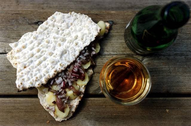 SCANPIX SWEDEN, 1993 Surströmming Picture Thin bread sandwich with potatoes, sour herring and onions next to a beer glass and a bottle on a wooden table x30062x  Copyright: xDanxHansson TTx 30062