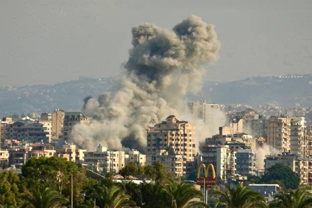 News Themen der Woche KW44 Nahostkonflikt, Libanon, israelischer Luftangriff auf Tyros (241101) -- TYRE, Nov. 1, 2024 -- The photo shows the smoke caused by Israeli airstrikes in Tyre, Lebanon, on Oct. 31, 2024. Israeli airstrikes on eastern and southern Lebanon killed 24 people and injured 19 others on Thursday, according to official and military sources in Lebanon. (Photo by Xinhua) LEBANON-TYRE-ISRAELI AIRSTRIKE AlixHashisho 