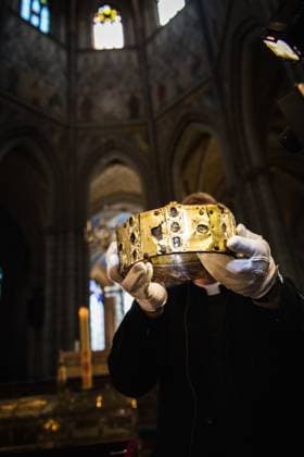 UPPSALA 20140427 Cathedral Chaplain Lars Astrand holds up Swedens oldest royal crown in connection with the opening of Erik the Saints reliquary in Uppsala Cathedral Now the skeleton will be examined by researchers Photo Maja Eriksson DN TT Code 3000 SVD OUT UPPSALA SVERIGE x3000x  Copyright: xMAJAxERIKSSONx xDNx xTTx RELIKSKRIN ERIK DEN HELIGE