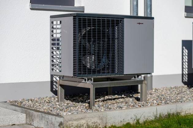 01.11.2024, Heizen mit der Wärmepumpe. An einem Neubau-Wohnhaus in Pfaffenhausen (Allgäu) ist eine Luft-Wasser-Wärmepumpe für die Außenaufstellung installiert, von der Firma Viessmann, platziert neben der Eingangstüre. 01.11.2024, Heizsystem Wärmepumpe 01.11.2024, Heizsystem Wärmepumpe *** 01 11 2024, Heating with the heat pump An air-to-water heat pump for outdoor installation has been installed on a new-build house in Pfaffenhausen Allgäu, from the company Viessmann, placed next to the entrance door 01 11 2024, Heating system heat pump 01 11 2024, Heating system heat pump