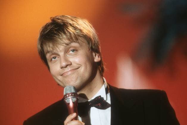 Hape Kerkeling (Entertainer) 07 91 az Hape Kerkeling im Juli 1991 in Total normal (ARD) TV Fernsehen Comedy Deutschland deutsch Deutscher Mann Komiker Sänger Schauspieler Schauspiel Film Moderator Moderation TV Fernsehen Autor Hans-Peter german host presenter actor writer comedy quer Porträt Mikrofon haltend lächelnd versonnen *** Hape Kerkeling entertainer 07 91 az Hape Kerkeling in July 1991 in Total normal ARD TV television comedy Germany german German man comedian singer actor acting film presenter moderation TV television author Hans Peter german host presenter actor writer comedy cross portrait holding microphone smiling pensive