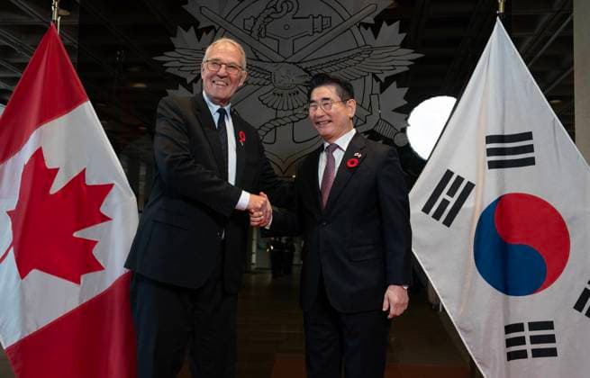 News Bilder des Tages November 1, 2024, Ottawa, On, Canada: National Defence Minister Bill Blair shakes hands with Republic of Korea Minister of National Defence Kim Yong-hyun, Friday, Nov.1, 2024 in Ottawa. Ottawa Canada  - ZUMAc35_ 20241101_zaf_c35_001 Copyright: xAdrianxWyldx
