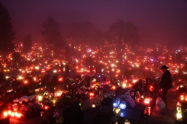 Bilder des Jahres 2024, News 11 November News Themen der Woche KW44 Allerheiligen, Eindrücke aus Zagreb, Kroatien All Saints Day in Croatia People visit the graves during the evening at Mirogoj Cemetery on the occasion of All Saints Day, in Zagreb, Croatia, on November 01, 2024.  GoranxStanzl PIXSELL