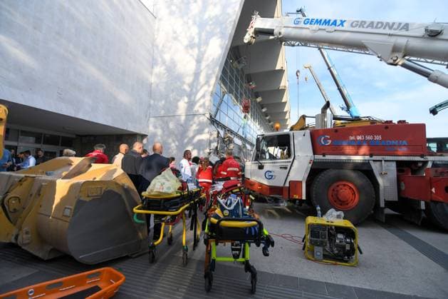 Bilder des Jahres 2024, News 11 November News Themen der Woche KW44 Serbien, mehrere Tote nach Dacheinsturz am Hauptbahnhof von Novi Sad (241101) -- NOVI SAD (SERBIA), Nov. 1, 2024 -- Emergency personnel work at the site where a concrete platform roof of a train station collapsed in Novi Sad, Serbia, on Nov. 1, 2024. At least 14 people have lost their lives after the concrete platform roof collapsed in front of the Novi Sad railway station earlier on Friday. (Photo by Xinhua) SERBIA-NOVI SAD-RAILWAY STATION-ROOF-COLLAPSE PredragxMilosavljevic 