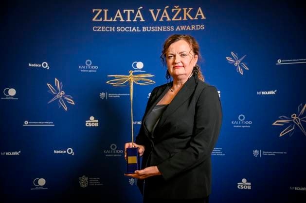 Zlata Vazka - Goldene Libelle Preisverleihung in Prag Awarding ceremony of the Golden Dragonfly: Czech Social Business Awards 2024 took place in Prague, Czech Republic, on November 1, 2024. The Modry domecek (Little Blue House) cafe and bakery in Revnice near Prague was awarded the Social Business of the Year. Founder and CEO Zuzana Dudakova accepted the award. (CTKxPhoto VitxSimanek) CTKPhotoP2024110107034  CTKPhotoP2024110107034