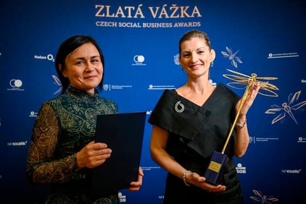 Zlata Vazka - Goldene Libelle Preisverleihung in Prag Awarding ceremony of the Golden Dragonfly: Czech Social Business Awards 2024 took place in Prague, Czech Republic, on November 1, 2024. The Mendel Center for Social Responsibility and Sustainability won the Institution of the Year category. The award was received by the center s co-founders Renata Kucerova (left) and Sylvie Formankova. (CTKxPhoto VitxSimanek) CTKPhotoP2024110107242  CTKPhotoP2024110107242