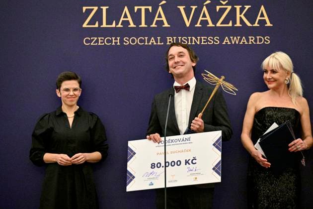 Zlata Vazka - Goldene Libelle Preisverleihung in Prag Awarding ceremony of the Golden Dragonfly: Czech Social Business Awards 2024 took place in Prague, Czech Republic, on November 1, 2024. Pavel Suchacek (middle) won the Assistant of the Year category. The award was presented to him by Deputy Speaker of the Chamber of Deputies Olga Richterova (left) and writer Barbara Nesvadbova (right). (CTKxPhoto VitxSimanek) CTKPhotoP2024110107301  CTKPhotoP2024110107301