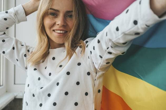 Creative Highlights Symbolfotos Junge blonde Millennial Hippie Frau mit Regenbogen LGBTQ Flagge zu Hause Balkon. Frieden und Freiheit das Symbol der LGBT, verbringen und teilen liebevolle Zeit. Unterstützung der LGBTQ Gemeinschaft. Junge lesbische Frau Young blonde millennial hippie woman with rainbow LGBTQ flag at home balcony. Peace and freedom the symbol of LGBT, spending and sharing loving time. Support LGBTQ community. Young lesbian woman Copyright: imageBROKER AnastasiiaxYanishevs ibxiqx11313058.jpg ,model released, Symbolfoto ,property released