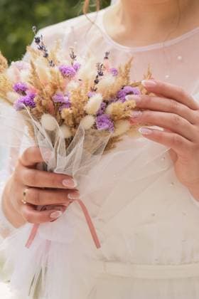 Creative Highlights Symbolfotos Unkrautjäten Blumen Hintergrund in den Händen. Die Braut hält ihren Strauß aus Trockenblumen. Handgemachter Strauß Jäten Dekorationen Weeding flowers background in hands. Bride holding her weeding bouquet of dry flowers. Handmade bouquet. Weeding decorations Copyright: imageBROKER AnastasiiaxYanishevs ibxiqx11314379.jpg ,model released, Symbolfoto ,property released