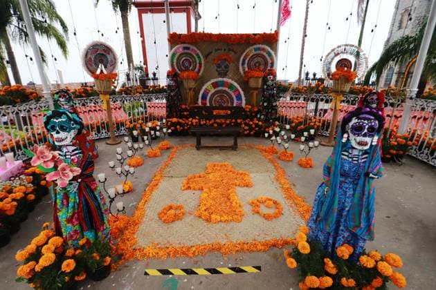 Traditional ofrendas are seen in public places in the municipality of Cuetzalan del Progreso, where they are decorated with cempasuchil flowers, incense, Mexican food. on November 1, 2024 in Cuetzalan, Mexico. Cuetzalan De Progreso Mexico - ZUMAe321 20241101_zia_e321_024 Copyright: xCarlosxSantiagox