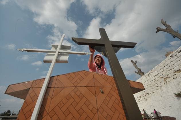 A person decorates the graves of her loved ones with cempasuchil flowers and hold a vigil at the Municipal Cemetery of Amealco de Bonfil. As part of the Mexican traditions of the Day of the Dead, people visit the tombs of their deceased to spend time with them, according to the beliefs the souls of the deceased return home to spend time with their relatives and nourish themselves with the food that is offered to them. on November 1, 2024 in Amealco de Bonfil, Mexico. Amealco De Bonfil Mexico - ZUMAe321 20241101_zia_e321_042 Copyright: xFernandoxCamachox