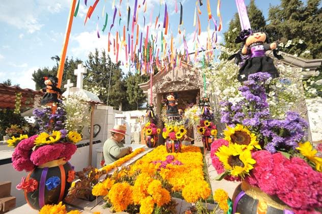 Dia de Muertos Celebrations - Mexico A person decorates the graves of her loved ones with cempasuchil flowers and hold a vigil at the Municipal Cemetery of Amealco de Bonfil. As part of the Mexican traditions of the Day of the Dead, people visit the tombs of their deceased to spend time with them, according to the beliefs the souls of the deceased return home to spend time with their relatives and nourish themselves with the food that is offered to them. Amealco de Bonfil, Mexico, November 1, 2024. Photo by Fernando Camacho Eyepix Group ABACAPRESS.COM Amealco de Bonfil Queretaro Mexico  Copyright: xEyepix ABACAx
