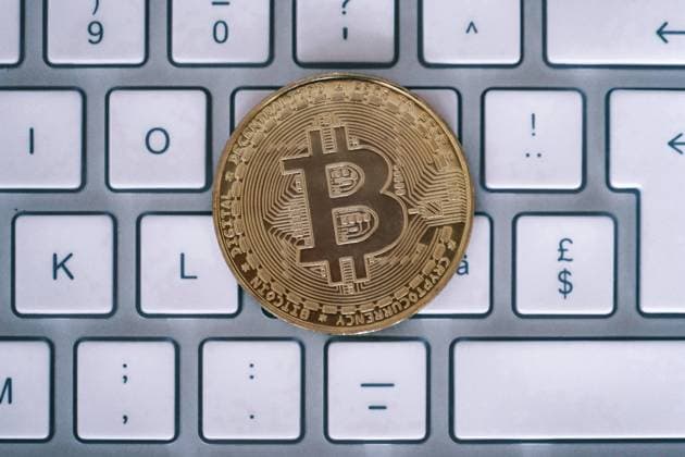 Düsseldorf 02.11.2024 Bitcoin BTC XBT Symbol Münze Kryptowährung peer-to-peer Geldtransfer Wallet Transaktion Cold-Wallet coldwallet Hot-Wallet hotwallet Mining Schürfen digitale Brieftasche bargeldlos dezentralisiert Dezentralisierung Token decentralized peer symbolmünze SEC Neobanken Neo-Banken Vermögensportfolio Energieverbrauch Stromverbrauch Internetsteuer privates Veräußerungsgeschäft private Veräusserungsgeschäfte Freigrenze steuerpflichtig Steuererklärung 1-Jahres-Frist wirtschaftliche Zwischennutzung Verkaufsgewinne Börse Internetbörse Kryptogewinne Spekulationsfrist Düsseldorf Nordrhein-Westfalen Deutschland *** Düsseldorf 02 11 2024 Bitcoin BTC XBT symbol coin cryptocurrency peer to peer money transfer wallet tra