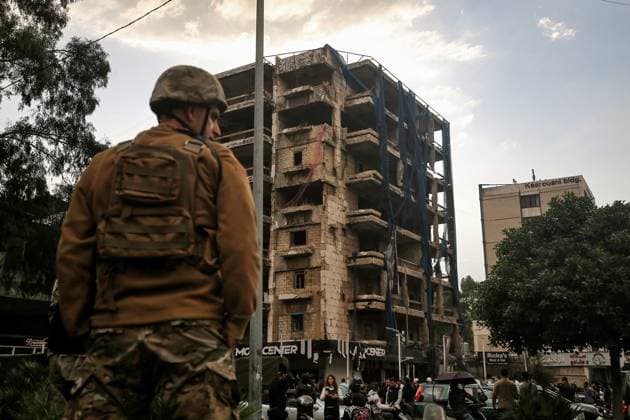 News Themen der Woche KW44 November 2, 2024, Beirut, Lebanon: A Lebanese soldier secures the area where a building was targeted by an Israeli air strike in the area of Gallery Semaan on the outskirts of Beirut southern suburb, a stronghold of pro-Iranian Hezbollah. One person was killed and 15 injured in the strike, according to the Lebanese ministry of health. Beirut Lebanon - ZUMAn313 20241102_zip_n313_004 Copyright: xMarwanxNaamanix