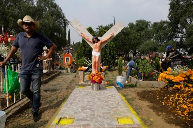 Day Of The Dead In Mexico A view of a grave in the Tecomitl community pantheon in Mexico City, Mexico, on November 2, 2024, shows dozens of people decorating the graves of their deceased loved ones with cempasuchil flowers and figures made from mud. According to belief, these decorations will receive their souls tonight during the Day of the Dead festivities on November 2 in Mexico. Mexico City Mexico  Copyright: xGerardoxVieyrax originalFilename: vieyra-notitle241102_npAkS.jpg