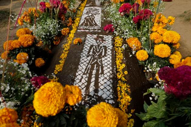 Day Of The Dead In Mexico A view of a grave in the Tecomitl community pantheon in Mexico City, Mexico, on November 2, 2024, shows dozens of people decorating the graves of their deceased loved ones with cempasuchil flowers and figures made from mud. According to belief, these decorations will receive their souls tonight during the Day of the Dead festivities on November 2 in Mexico. Mexico City Mexico  Copyright: xGerardoxVieyrax originalFilename: vieyra-notitle241102_npdge.jpg