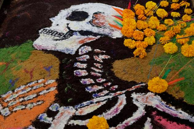 Day Of The Dead In Mexico A view of a grave in the Tecomitl community pantheon in Mexico City, Mexico, on November 2, 2024, shows dozens of people decorating the graves of their deceased loved ones with cempasuchil flowers and figures made from mud. According to belief, these decorations will receive their souls tonight during the Day of the Dead festivities on November 2 in Mexico. Mexico City Mexico  Copyright: xGerardoxVieyrax originalFilename: vieyra-notitle241102_npqXn.jpg