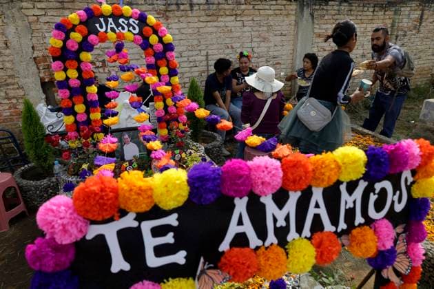 Day Of The Dead In Mexico A view of a grave in the Tecomitl community pantheon in Mexico City, Mexico, on November 2, 2024, shows dozens of people decorating the graves of their deceased loved ones with cempasuchil flowers and figures made from mud. According to belief, these decorations will receive their souls tonight during the Day of the Dead festivities on November 2 in Mexico. Mexico City Mexico  Copyright: xGerardoxVieyrax originalFilename: vieyra-notitle241102_npuqn.jpg