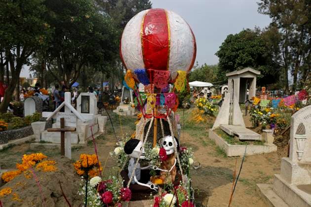 Day Of The Dead In Mexico A view of a grave in the Tecomitl community pantheon in Mexico City, Mexico, on November 2, 2024, shows dozens of people decorating the graves of their deceased loved ones with cempasuchil flowers and figures made from mud. According to belief, these decorations will receive their souls tonight during the Day of the Dead festivities on November 2 in Mexico. Mexico City Mexico  Copyright: xGerardoxVieyrax originalFilename: vieyra-notitle241102_npl7b.jpg