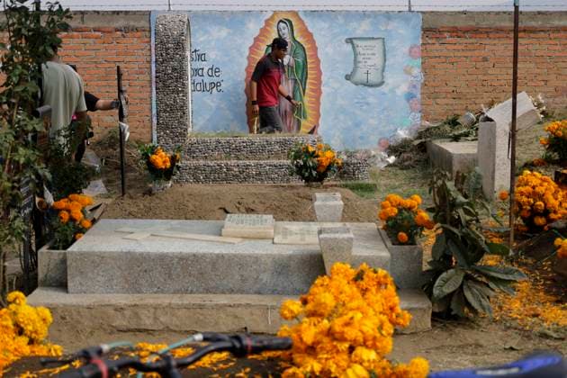 Day Of The Dead In Mexico People attend the Tecomitl community pantheon in Mexico City, Mexico, on November 2, 2024, and decorate the graves of their deceased loved ones with cempasuchil flowers and figures made from mud. According to belief, these will receive their souls during the Day of the Dead festivities on November 2. Mexico City Mexico  Copyright: xGerardoxVieyrax originalFilename: vieyra-notitle241102_npt9R.jpg