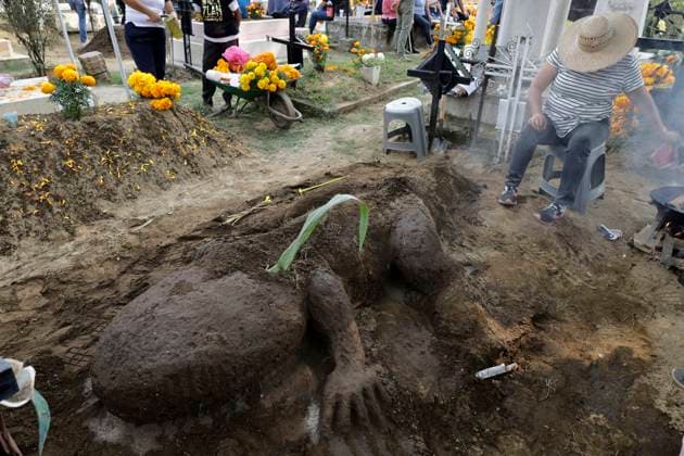 Day Of The Dead In Mexico People attend the Tecomitl community pantheon in Mexico City, Mexico, on November 2, 2024, and decorate the graves of their deceased loved ones with cempasuchil flowers and figures made from mud. According to belief, these will receive their souls during the Day of the Dead festivities on November 2. Mexico City Mexico  Copyright: xGerardoxVieyrax originalFilename: vieyra-notitle241102_npYd8.jpg