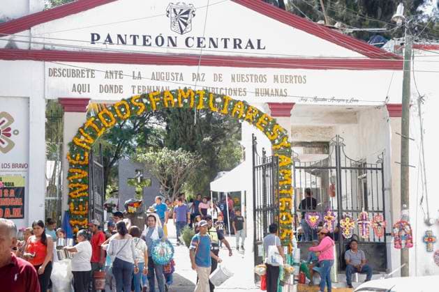 November 2, 2024, Chilpancingo, Guerrero, Mexico: Hundreds of families bring flowers, food, beer and music to the graves of their faithful deceased in the cemetery of Chilpancingo, Guerrero, on November 2, which is the Day of the Dead festival. Chilpancingo Mexico - ZUMAj170 20241102_zip_j170_001 Copyright: xDavidxJuarezx