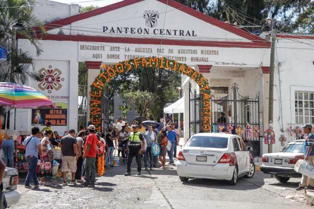 November 2, 2024, Chilpancingo, Guerrero, Mexico: Hundreds of families bring flowers, food, beer and music to the graves of their faithful deceased in the cemetery of Chilpancingo, Guerrero, on November 2, which is the Day of the Dead festival. Chilpancingo Mexico - ZUMAj170 20241102_zip_j170_003 Copyright: xDavidxJuarezx