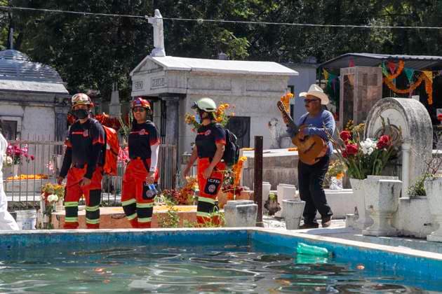 November 2, 2024, Chilpancingo, Guerrero, Mexico: A group of paramedics and a musician tour the central cemetery of Chilpancingo on the Day of the Dead Chilpancingo Mexico - ZUMAj170 20241102_zip_j170_007 Copyright: xDavidxJuarezx